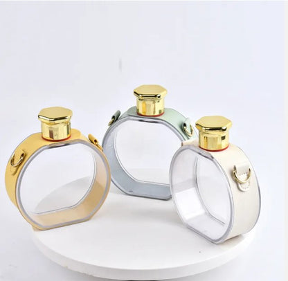زجاجة ماء على شكل عطر