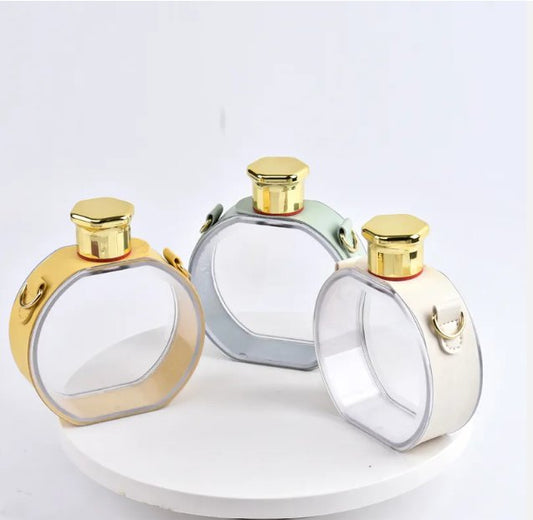 زجاجة ماء على شكل عطر