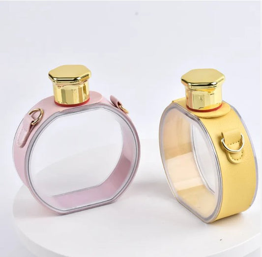 زجاجة ماء على شكل عطر